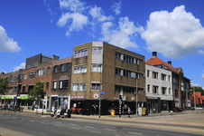 904503 Gezicht op de hoek van de Amsterdamsestraatweg en de Ondiep-Zuidzijde te Utrecht, met in het midden het hoekpand ...